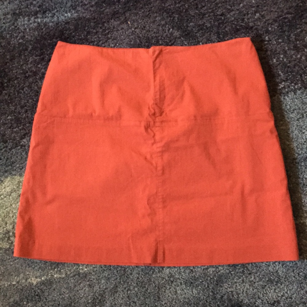 Sporty lined red skirt